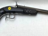 un gros plan d'un pistolet posé sur une table