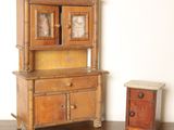 une petite armoire en bois et une petite boîte en bois posées par terre
