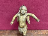 une figurine ancienne en laiton représentant un bébé en couche