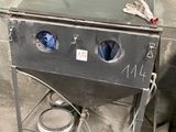 une photo d'une table en métal sur laquelle se trouve un seau de peinture