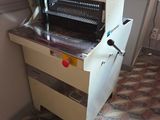 une machine qui se trouve dans le coin d'une pièce