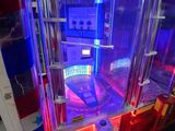une image représentant un wagon de queue illuminé de lumières bleues et rouges