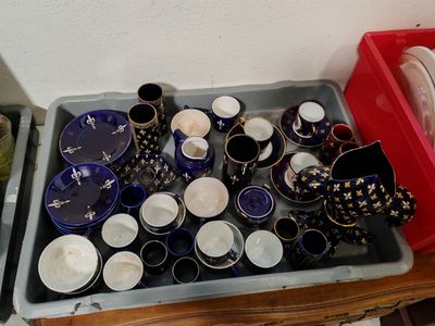 beaucoup d'assiettes et de tasses posées sur un plateau