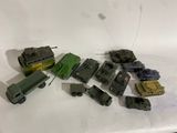 tout un tas de petits véhicules militaires miniatures posés sur la table