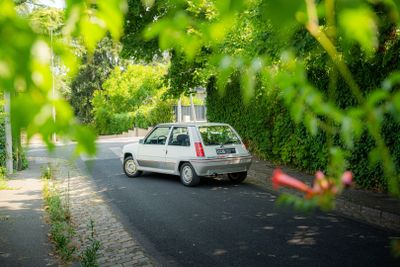 une petite camionnette blanche garée sur le bord de la route