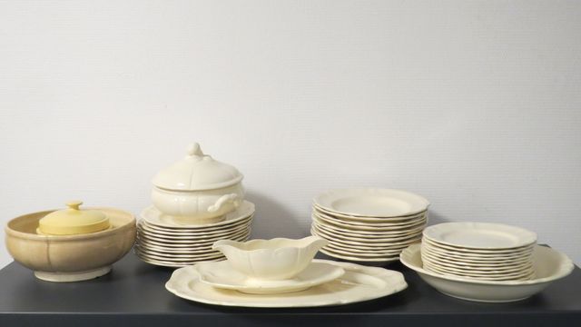 SARREGUEMINES : partie de service de table en faïence (éclats, sa...