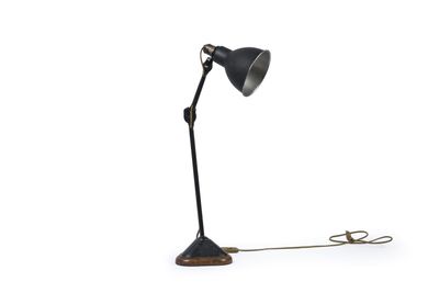 l'image d'une lampe posée sur une surface blanche