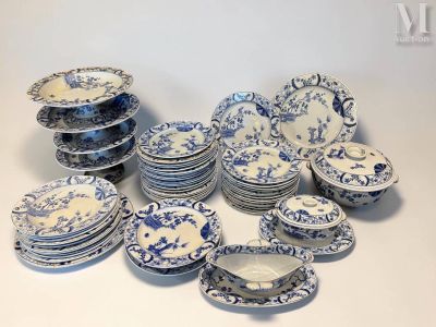 beaucoup d'assiettes et de bols bleus et blancs sur la table