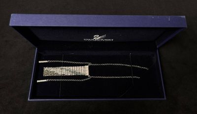 SWAROVSKI, Collier fantaisie à mailles rondes, enserrant un …