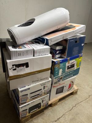 une pile de cartons et un rouleau de papier posés sur une palette