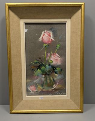 une photo d'un tableau représentant une rose rose dans un vase
