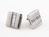 une paire de boutons de manchette en argent sertis de diamants taillés en baguette et de diamants