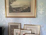 un tableau accroché au mur au-dessus d'un téléviseur et un tableau accroché au mur