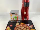 un paquet de chips et un paquet de chips posés sur une table