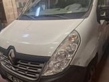 La camionnette blanche est garée dans le garage de l'immeuble.