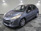 la voiture grise est garée dans le garage sur le sol en damier
