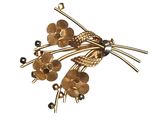 une image représentant une broche en forme de fleur en or, ornée de perles et de perles de verre