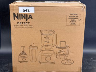 une boîte sur laquelle figure l'image d'un mixeur et un mixeur