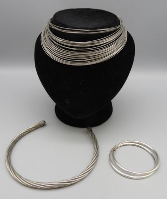Collier torque torsadé en métal argenté, un collier torque e…