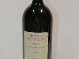 une bouteille de vin posée sur une table