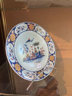 a plate that is on display in a glass case