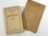 deux livres posés l'un à côté de l'autre sur une surface blanche