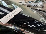 a sticker on the hood of a car that says vauto