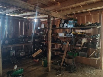 une image d'une pièce dans laquelle il y a beaucoup d'objets