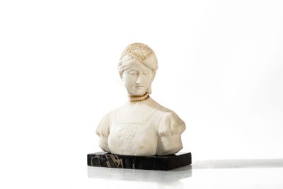 une petite statue représentant une femme assise sur une table