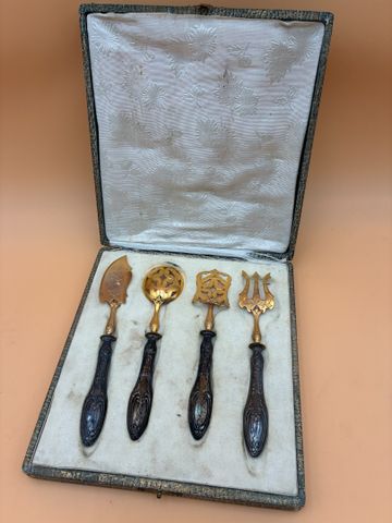 Service à bonbons en métal doré manche argent fourré. En coffret