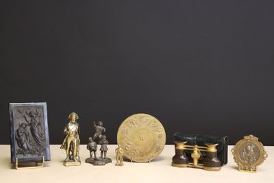 un grand nombre d'objets différents posés sur une table