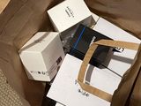 un sac en papier brun contenant plusieurs boîtes
