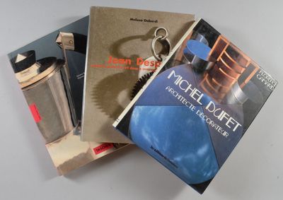 trois livres posés sur la table, avec un porte-clés posé dessus