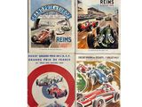 trois livres anciens consacrés à la course automobile, exposés sur un support blanc