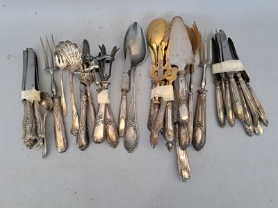 beaucoup de cuillères et de couteaux en argent sur la table