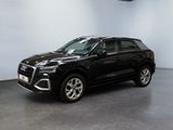 Le SUV noir est garé dans une grande pièce blanche