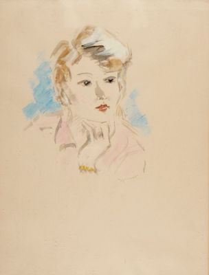 portrait d'une femme en robe rose, la main posée sur le menton