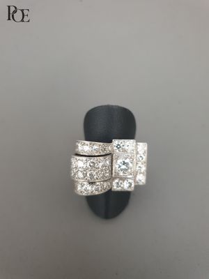 un gros plan d'une bague sertie de deux diamants