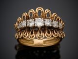 gros plan d'une bague en or et diamants sur une surface noire