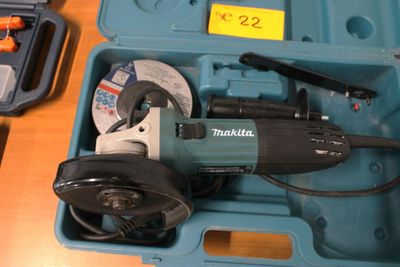 une boîte à outils bleue avec des outils sur une table