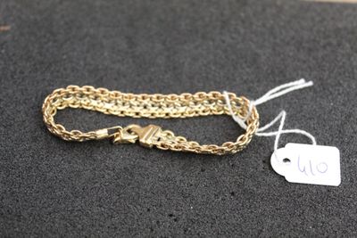 Gros plan sur un bracelet en chaîne en or portant une étiquette