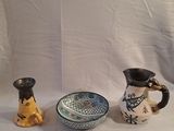 trois vases et un bol posés sur une table