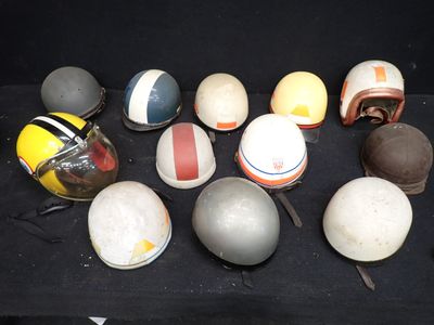 beaucoup de casques, posés sur une table noire