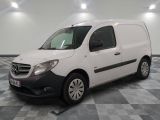la camionnette blanche est garée sur le sol en damier d'une pièce