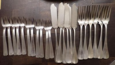 beaucoup de fourchettes et de cuillères sur la table