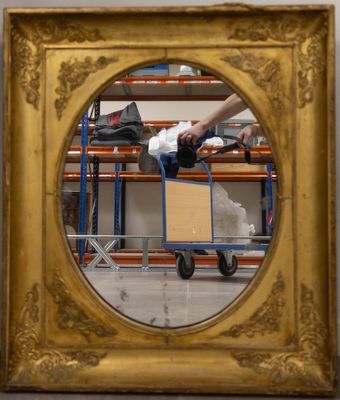 un homme en train de réaliser une figure en skateboard devant un miroir