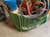 un panier rempli d'outils posé par terre dans le garage