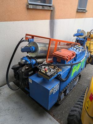 une machine bleue garée sur le bord de la route