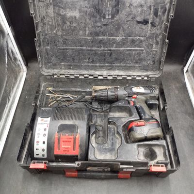 une boîte à outils avec des outils à l'intérieur sur le sol