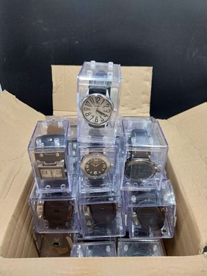 une boîte en carton contenant tout un tas de montres